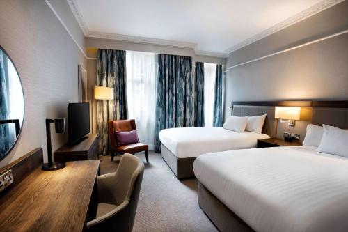 Postel nebo postele na pokoji v ubytování Hilton Edinburgh Carlton