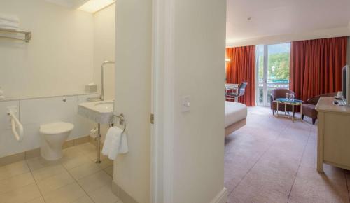 Habitación con baño con lavabo y aseo. en Hilton Leicester Hotel, en Leicester