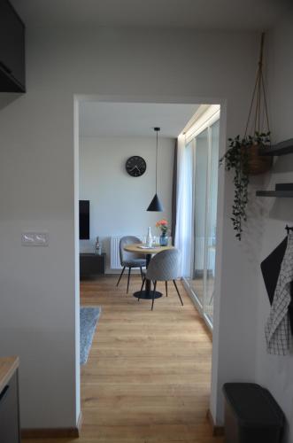 Apartment Hemsen في بريشوف: غرفة طعام وغرفة معيشة مع طاولة طعام