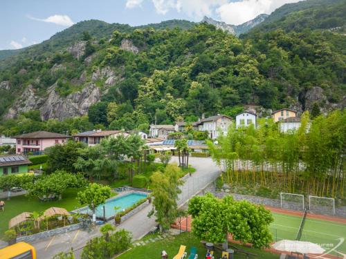 Pemandangan gunung umum atau pemandangan gunung yang diambil dari motel