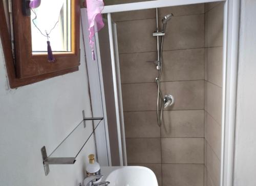 une salle de bain avec douche et lavabo dans l'établissement Camera mezzo montagna, à San Bartolomeo