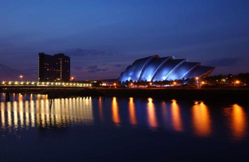 un estadio iluminado por la noche con sus luces en Hilton Garden Inn Glasgow City Centre en Glasgow