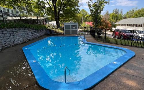 una grande piscina blu in un cortile di Village Place a Conway