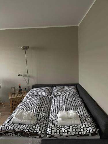 ein Bett mit zwei Kissen auf einem Zimmer in der Unterkunft Studio Prosek in Prag