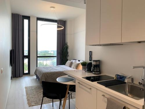 Una cocina o cocineta en Orange Apartments Tower & Free Parking
