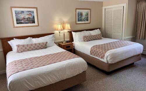Habitación de hotel con 2 camas y 2 lámparas en Village Place en Conway