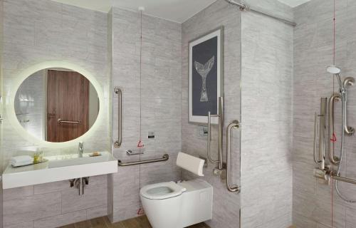 Koupelna v ubytování Doubletree By Hilton Hull