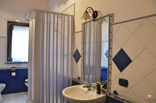 ランダッツォにあるB&B Trinacriaのバスルーム(洗面台、鏡付)