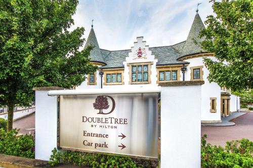 a sign for the doolin free entrance car park at DoubleTree by Hilton London Heathrow Airport in Hillingdon