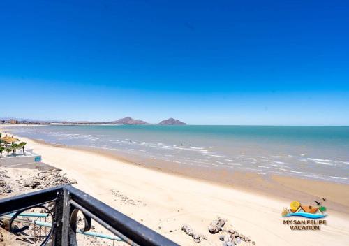 une vue d'une plage avec l'océan dans l'établissement Casa Palmas - Beachfront San Felipe Vacation Rental House, à San Felipe