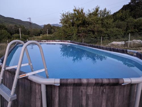 una piscina junto a una valla de madera en Sunshine Inn Buriani, en Buriaki