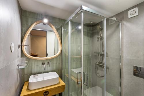 a bathroom with a sink and a shower at Sé Apartamentos - Miau Apartment in Braga