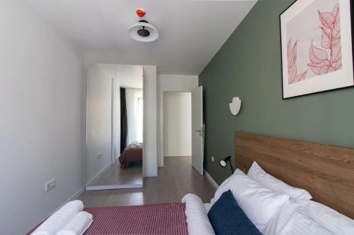 - une chambre avec un lit et un miroir dans l'établissement Tranquil Cozy 1BR Corner Flat w/ Free Shuttle+Gym #83, à Istanbul