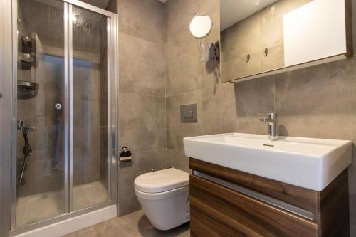 La salle de bains est pourvue d'un lavabo, d'une douche et de toilettes. dans l'établissement Tranquil Cozy 1BR Corner Flat w/ Free Shuttle+Gym #83, à Istanbul
