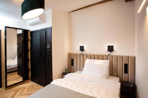 Una cama o camas en una habitación de HOTEL TEATR