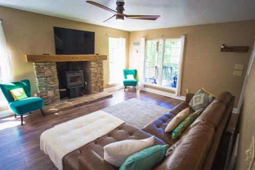 ein Wohnzimmer mit einem Sofa und einem Kamin in der Unterkunft Smokies Hill Top Cabin Mountain Views 2 miles to Town Pet Friendly in Franklin