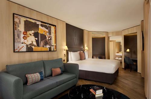pokój hotelowy z łóżkiem i kanapą w obiekcie The Westminster London, Curio Collection by Hilton w Londynie