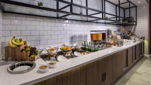 uma cozinha com um monte de comida num balcão em Hilton Garden Inn Manchester Emirates Old Trafford em Manchester