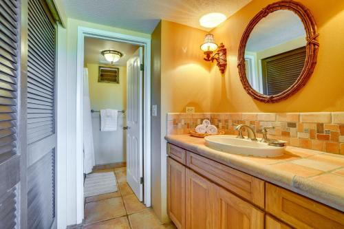 łazienka z umywalką i lustrem w obiekcie Maunaloa Vacation Rental - Walk to Kepuhi Beach! w mieście Maunaloa