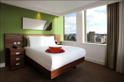 Postel nebo postele na pokoji v ubytování Hampton by Hilton Newcastle