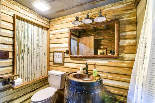 ein Badezimmer mit einem Waschbecken, einem WC und einem Spiegel in der Unterkunft Glasgow Getaway with Patio, Fireplace and Grill! in Lucas