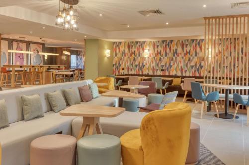 Posezení v ubytování Hampton by Hilton Corby