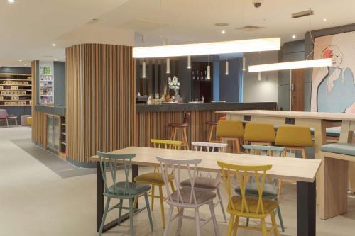 Posezení v ubytování Hampton by Hilton Corby