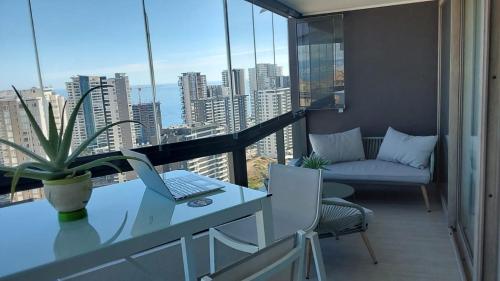 un balcón con una mesa y un ordenador portátil. en Departamento Nuevo con hermosa vista! en Concón