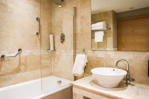 Koupelna v ubytování DoubleTree By Hilton Milton Keynes