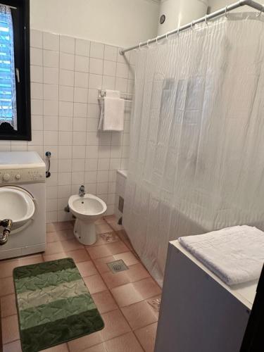 y baño con ducha, lavabo y aseo. en Apartment Bella 2 en Požega