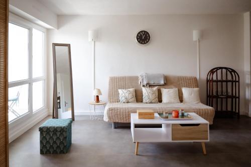un salon avec un lit et une table dans l'établissement studio meublé vue exceptionnelle, aux Baux-de-Provence