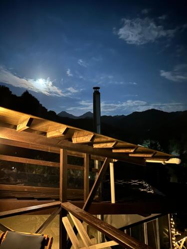 Vista generica sulle montagne o vista sulle montagne dall'interno dello chalet