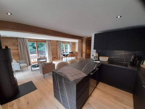 une cuisine avec un comptoir et un salon dans l'établissement Chalet Henriette by Brennus Chamonix, à Chamonix-Mont-Blanc