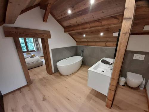 bagno con vasca bianca e lavandino di Chalet Henriette hypercentre de Chamonix a Chamonix-Mont-Blanc