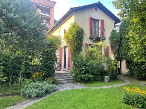 ein Haus mit einer Treppe, die zu einem Hof führt in der Unterkunft Cozy apartment in the green in Locarno