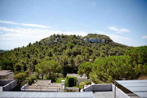 Blick auf einen Berg von einem Haus in der Unterkunft studio meublé vue exceptionnelle in Les Baux-de-Provence