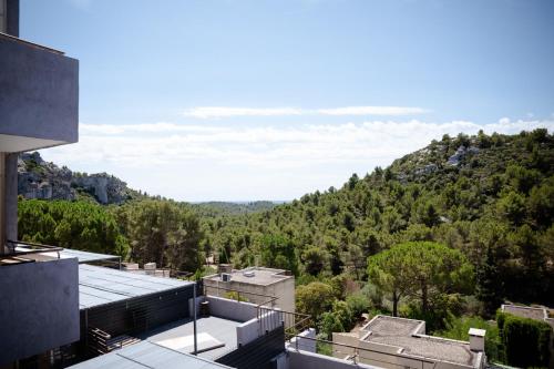 - une vue sur les montagnes depuis le balcon d'un bâtiment dans l'établissement studio meublé vue exceptionnelle, aux Baux-de-Provence