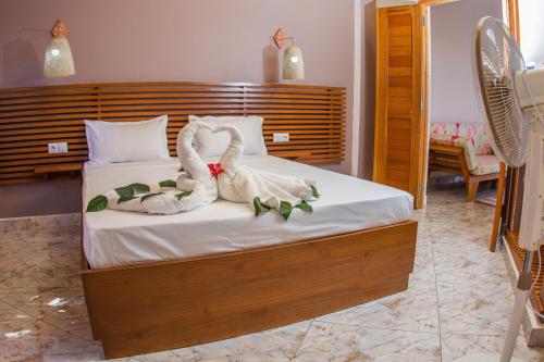 Кровать или кровати в номере Cambria Hotel