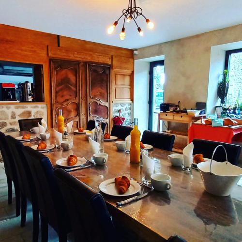 une table de salle à manger avec de la nourriture dessus dans l'établissement Les Gîtes du Couvent, à Nozières