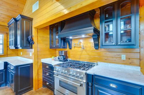 una cucina con armadi blu e piano cottura di Anglers Cabin Direct Lake Fork Access, By Marina ad Alba