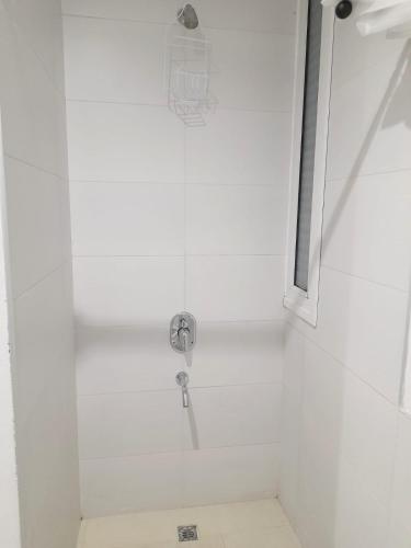 a shower with a faucet in a bathroom at Rabastens in Mar de las Pampas