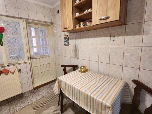 uma pequena cozinha com uma mesa e uma janela em Apartament liniștit La Pădure em Piteşti