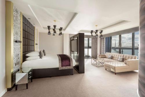 Кровать или кровати в номере DoubleTree by Hilton Edinburgh - Queensferry Crossing