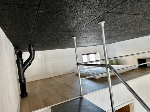 Cama en habitación con techo negro en Torvet17 Nr1 - 42m2, en Maribo