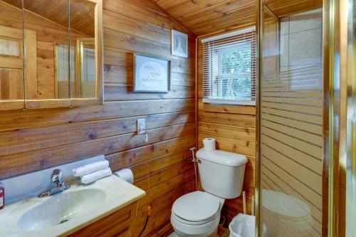 y baño con aseo, lavabo y espejo. en Okauchee Lake Vacation Rental with Boat Dock! en Oconomowoc