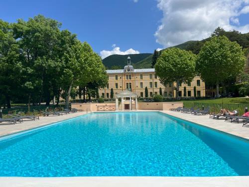 una gran piscina frente a un edificio en Mont Ventoux-Chateau Gipieres app nr 9, en Montbrun-les-Bains