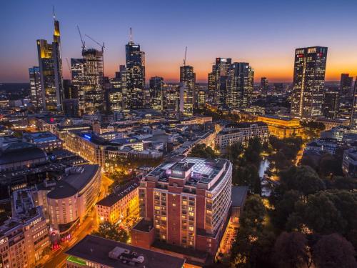 Blick auf die Stadt in der Nacht in der Unterkunft Hilton Frankfurt City Centre in Frankfurt am Main