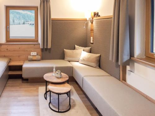 オーバーアウにあるChalet Gasteigのソファ2台とテーブルが備わる小さなお部屋です。
