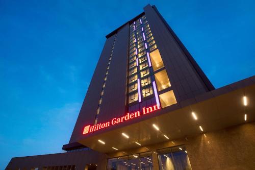 budynek z hotelem o nazwie Union Garden Inn w obiekcie Hilton Garden Inn Istanbul Atatürk Airport w Stambule