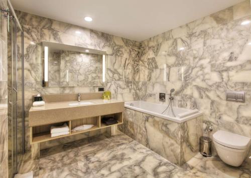 Ванная комната в Hilton Garden Inn Isparta